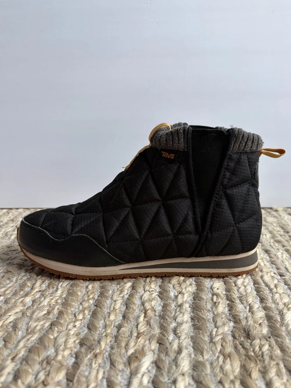 Teva Re Ember Mid Black Quilted Hiking Camping Rain Snow Ankle Boots Booties 8